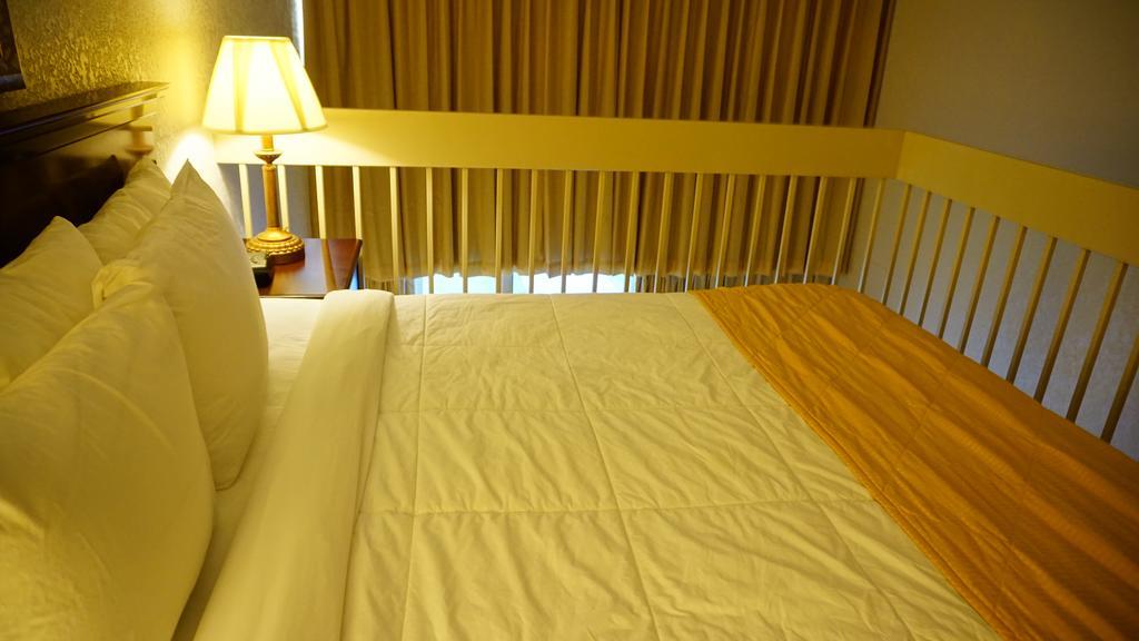 Ramada By Wyndham Wichita Airport Hotel Exterior photo