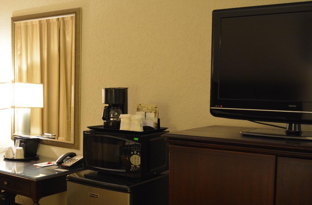 Ramada By Wyndham Wichita Airport Hotel Exterior photo